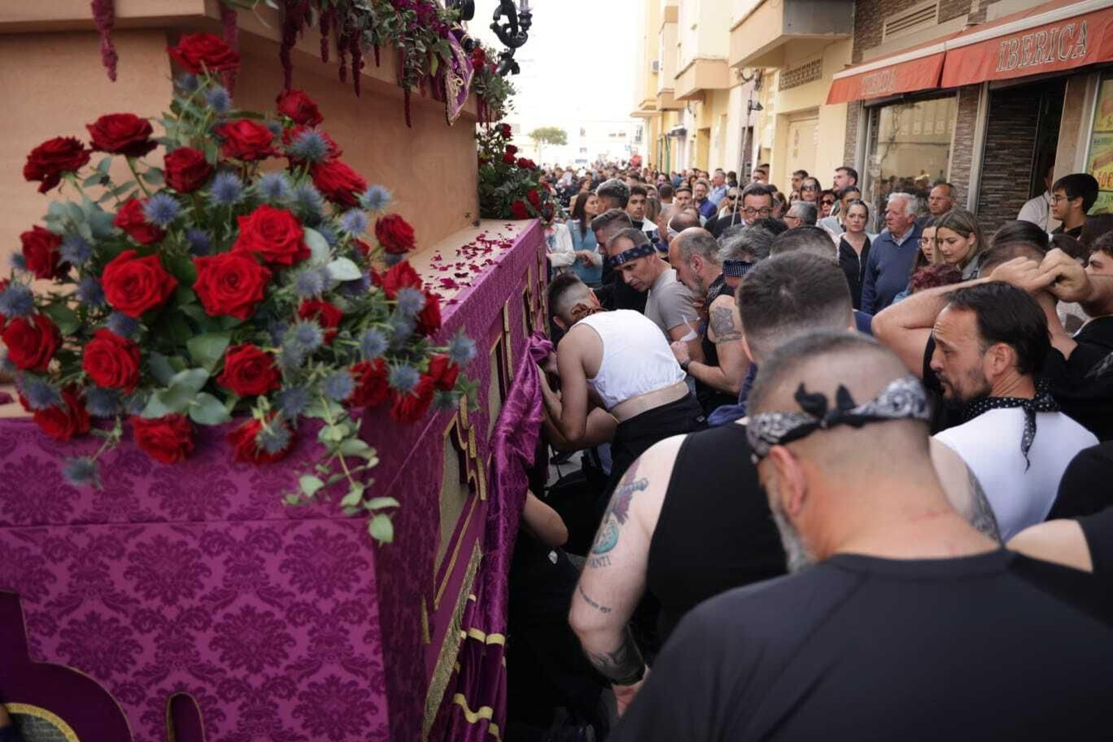 Así ha sido la primera salida de Coronación de Espinas en San Fernando