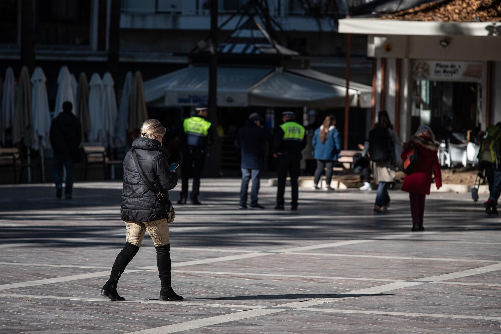Viandantes en la plaza de las Monjas.