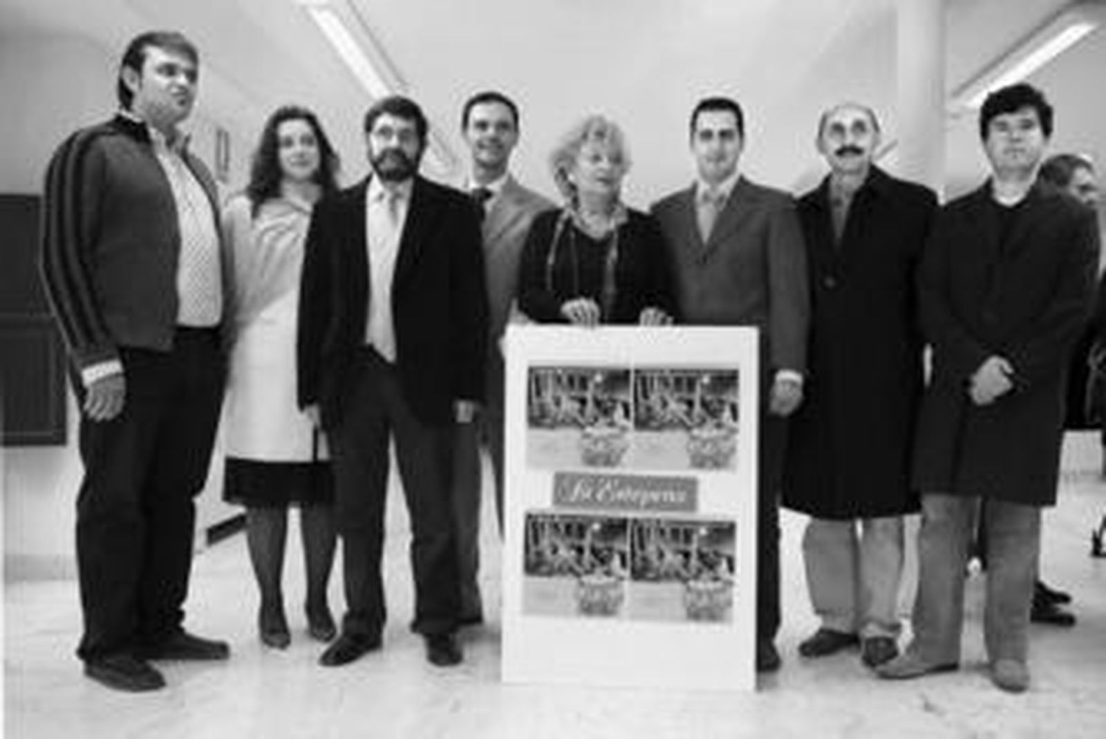 Rosamar Prieto, junto a Francisco Javier Gutiérrez, Rafael Galván y algunos de los colaboradores del disco.
