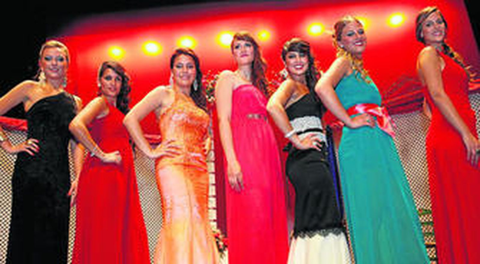 Imagen de las aspirantes a Chiclanera Mayor, anoche tras la gala.