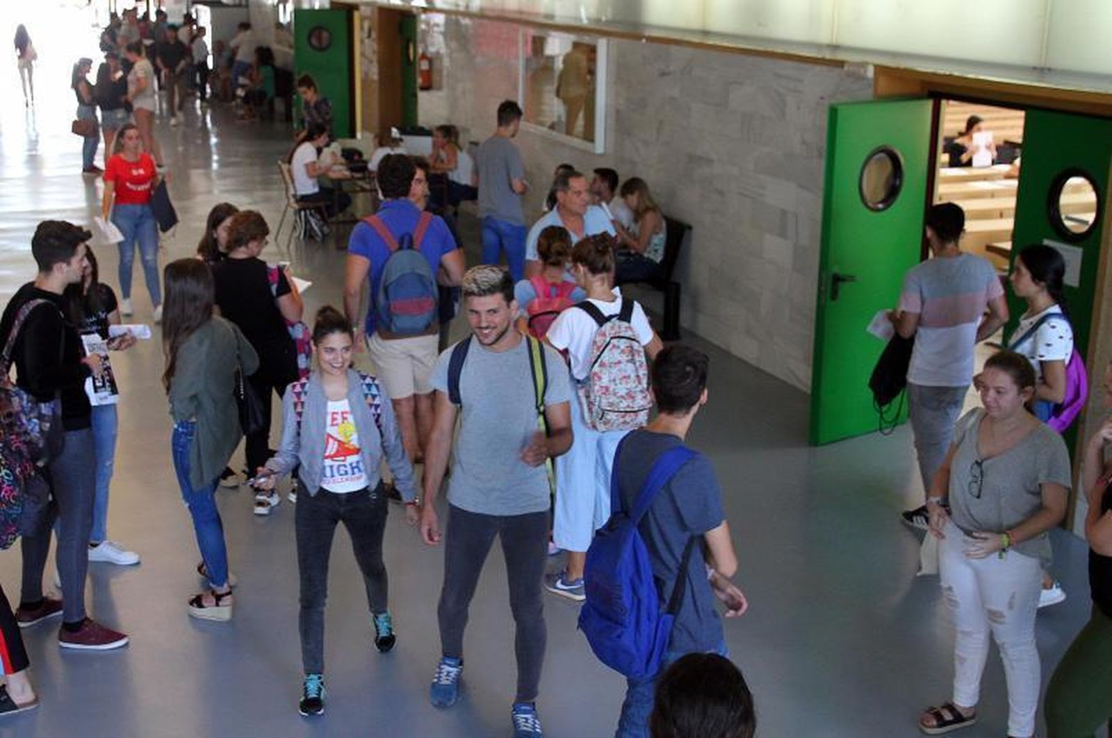 Estudiantes en un receso de la convocatoria de Selectividad de este mes.