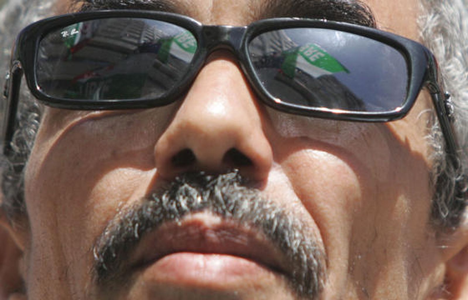 Unas 200 personas reclaman el Sahara libre antes el Consulado de Marruecos donde les responden unos 30 marroquíes gritando y besando la bandera de su país./Fotos:J.M.Quiñones

Foto: J.M.Q.