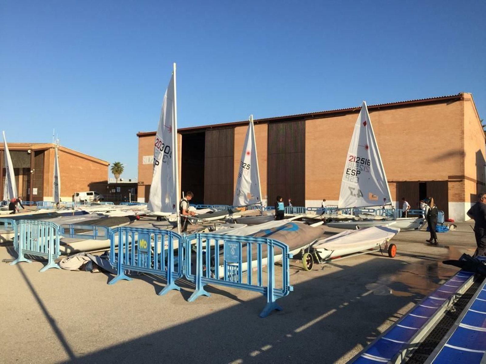 Los barcos de la clase Láser 4.7, preparados en el patio de Elcano para ponerse en acción.