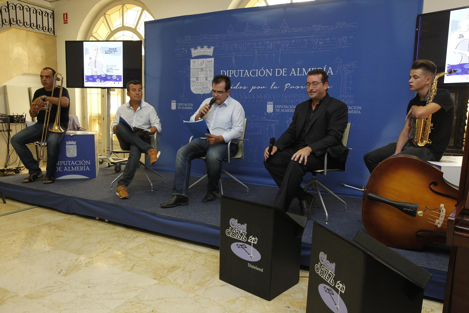 El diputado de Cultura, Antonio Jesús Rodríguez con Salvador Hernández y Pablo Mazuecos.