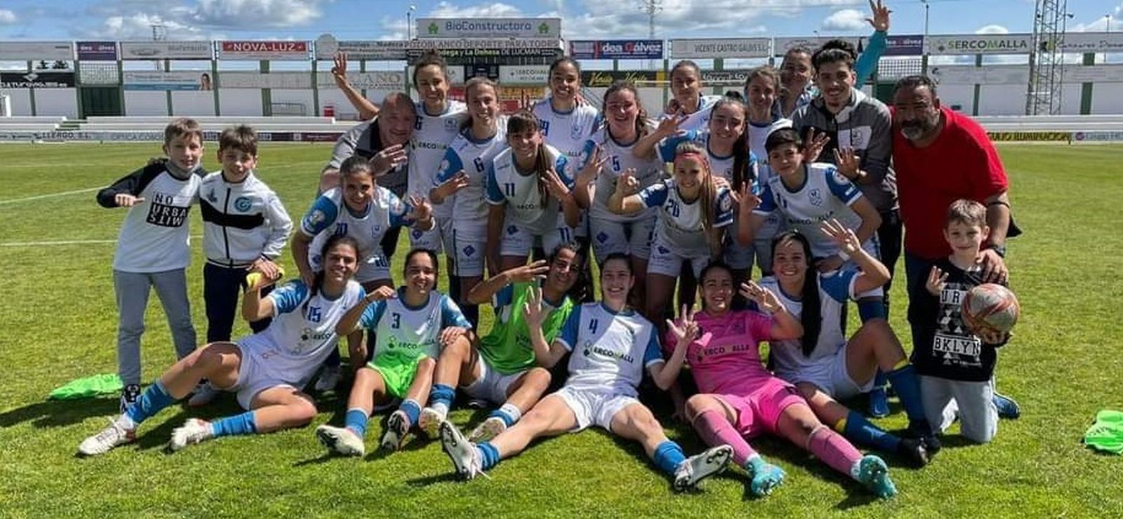 Las jugadoras del Pozoalbense y su cuerpo técnico celebran el triunfo.