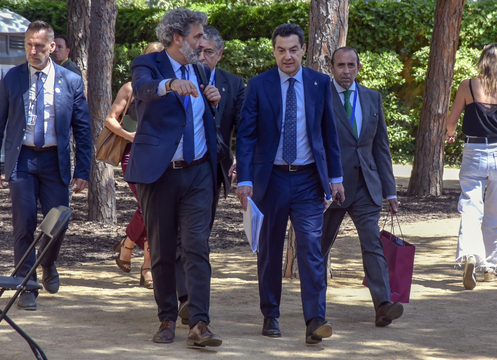 Juanma Moreno acompañado de su equipo saliendo de la Conferencia de Presidentes Juanma Moreno acompañado de su equipo saliendo de la Conferencia de Presidentes