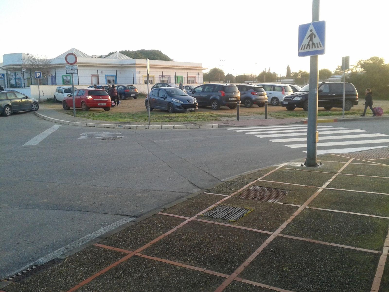 Coches aparcados en el descampado, junto a una guardería, donde se pretendía instalar el área de reciclaje.