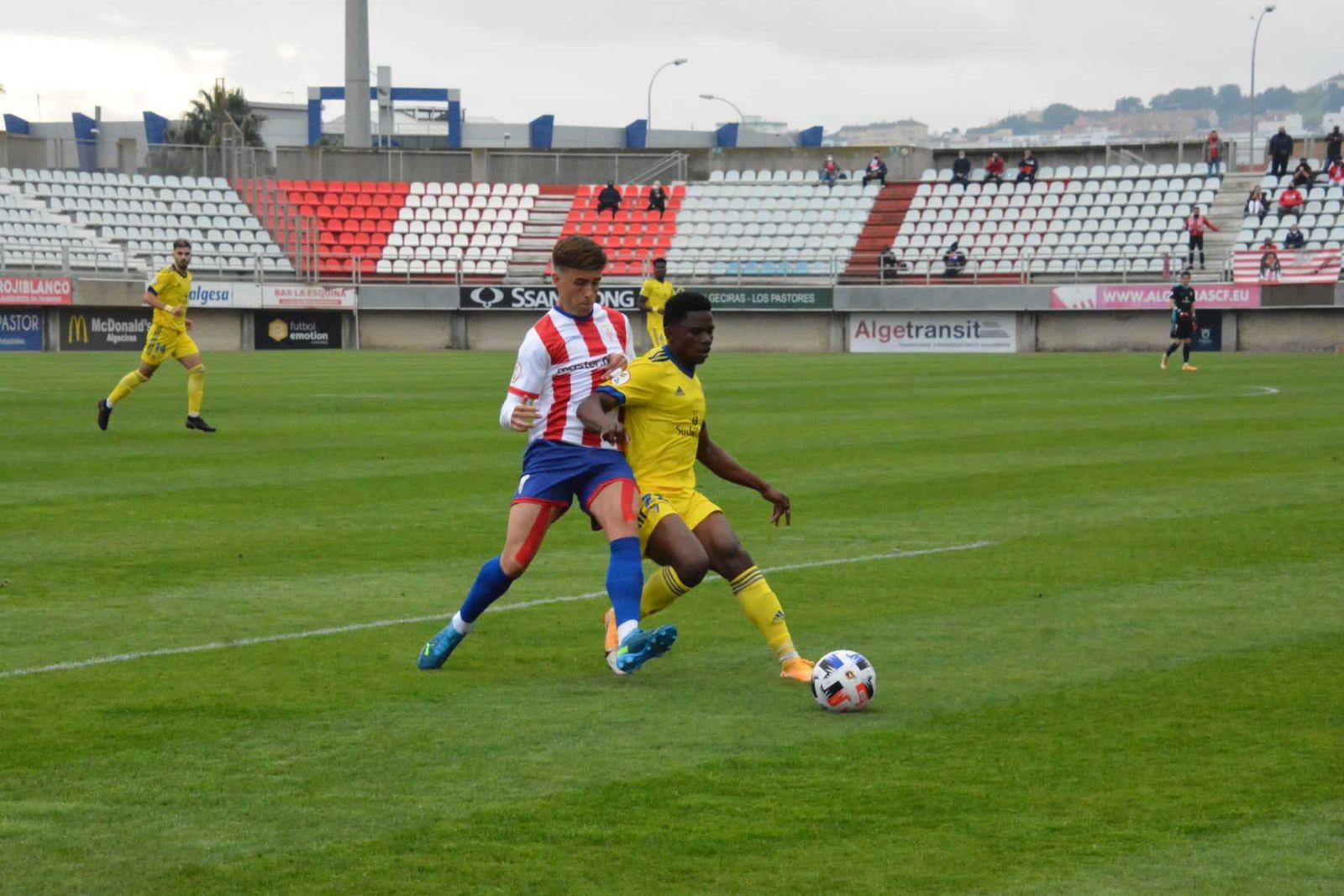 Peter, que fue expulsado, protege el esférico ante el acoso de un rival.