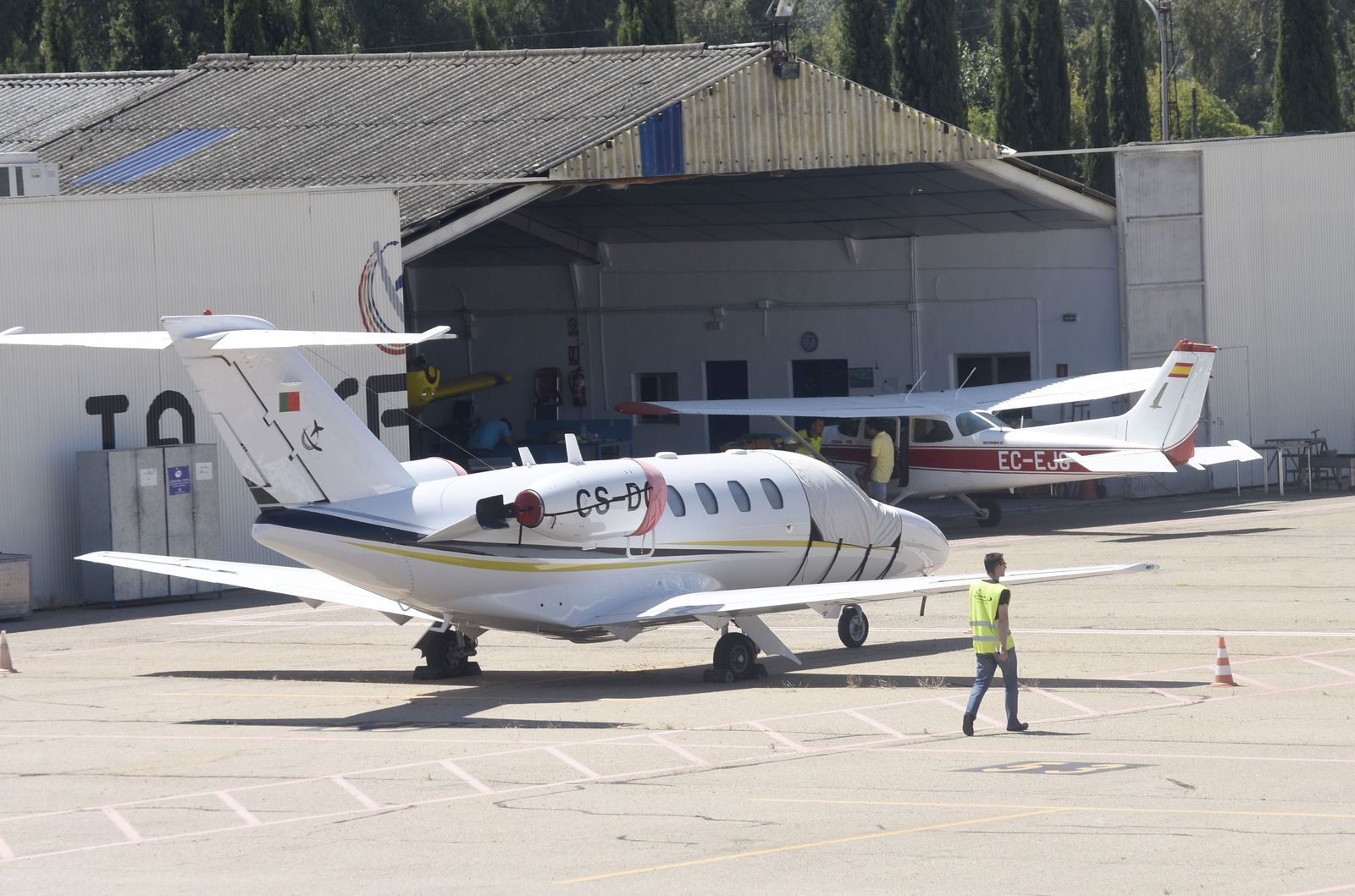El aeródromo está situado a 3,5 kilómetros del aeropuerto de Córdoba, cuya pista puede verse en esta imagen.