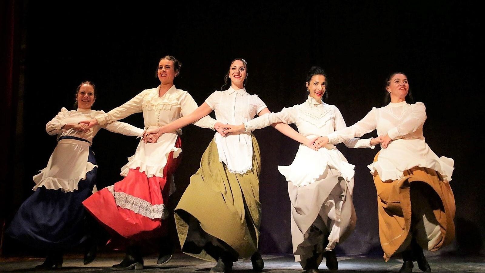 El grupo de baile de Oasys MiniHollywood durante su gran actuación.