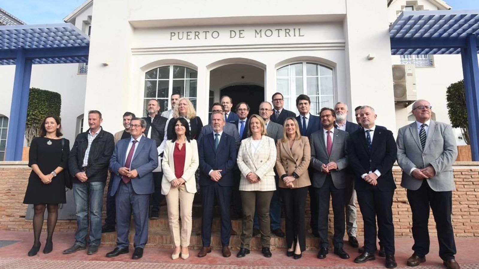 Las instituciones firmantes del documento posan en el Puerto de Motril