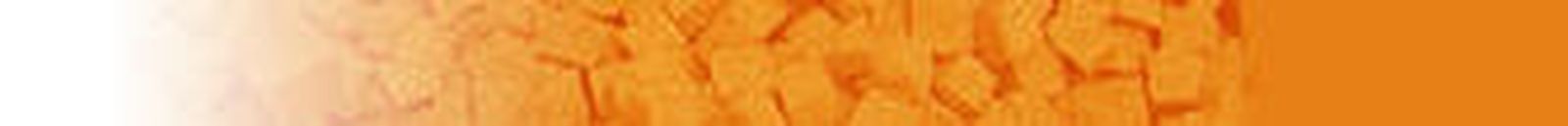 Juan (izquierda) y Cristóbal Bastida, con la réplica de la torre.