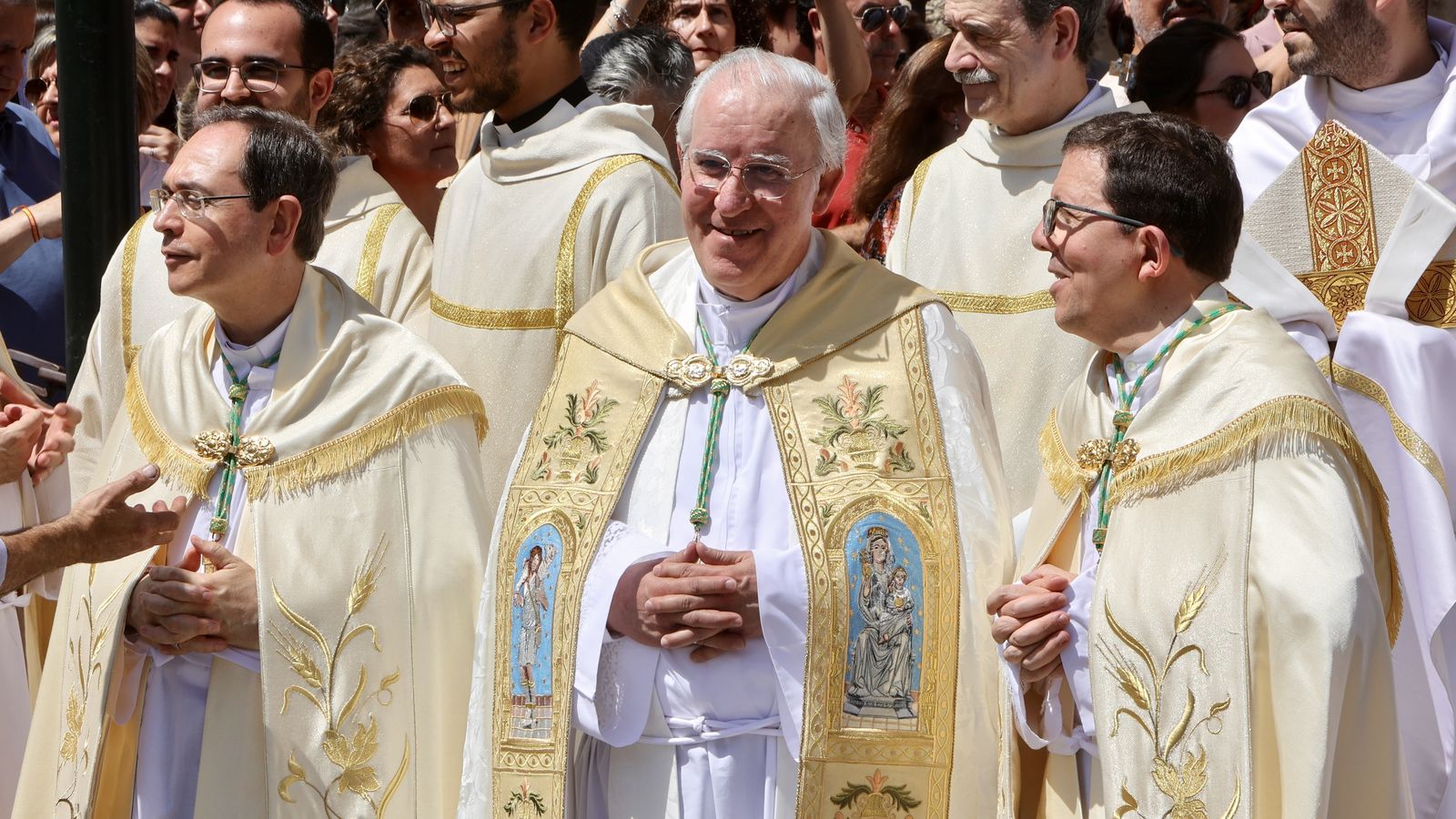 El arzobispo con los dos obispos auxiliares.