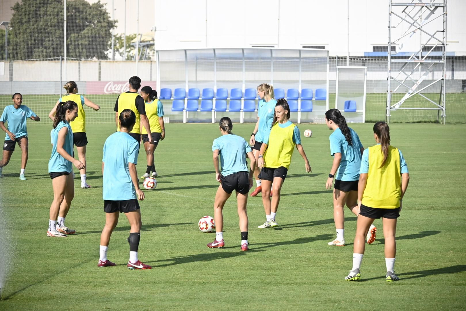 Entrenamiento del Sporting de Huelva a puertas abiertas, en imágenes