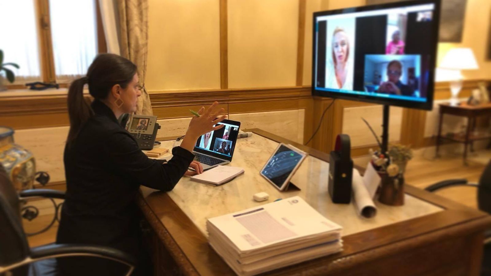 Patricia Cavada, en su despacho durante una reunión de gobierno por videoconferencia.