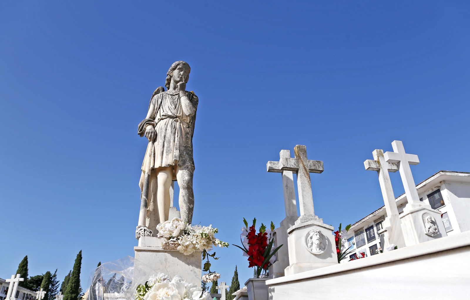 Una escultura de una tumba del cementerio de Jerez.