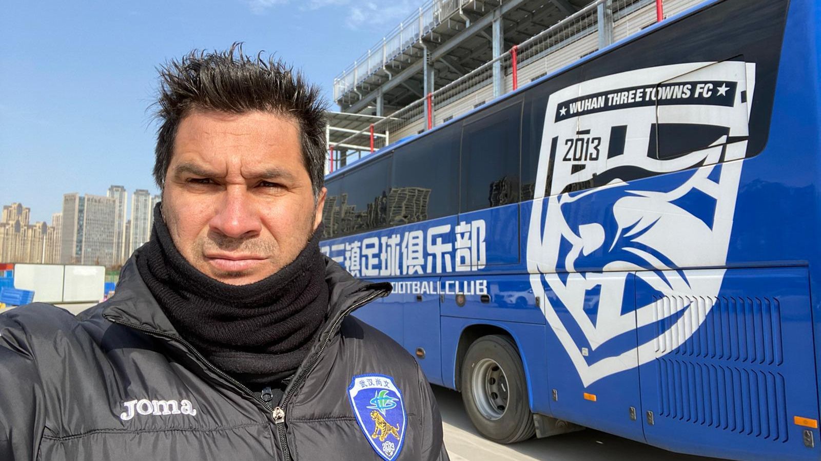 Manuel Vela, ante el autobús del Wuhan Three Towns.