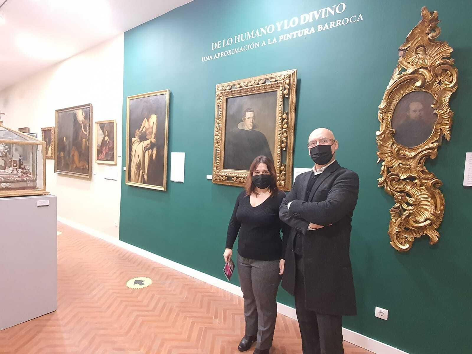 La delegada de Cultura y el director del Museo, durante la inauguración de la muestra. La delegada de Cultura y el director del Museo, durante la inauguración de la muestra.