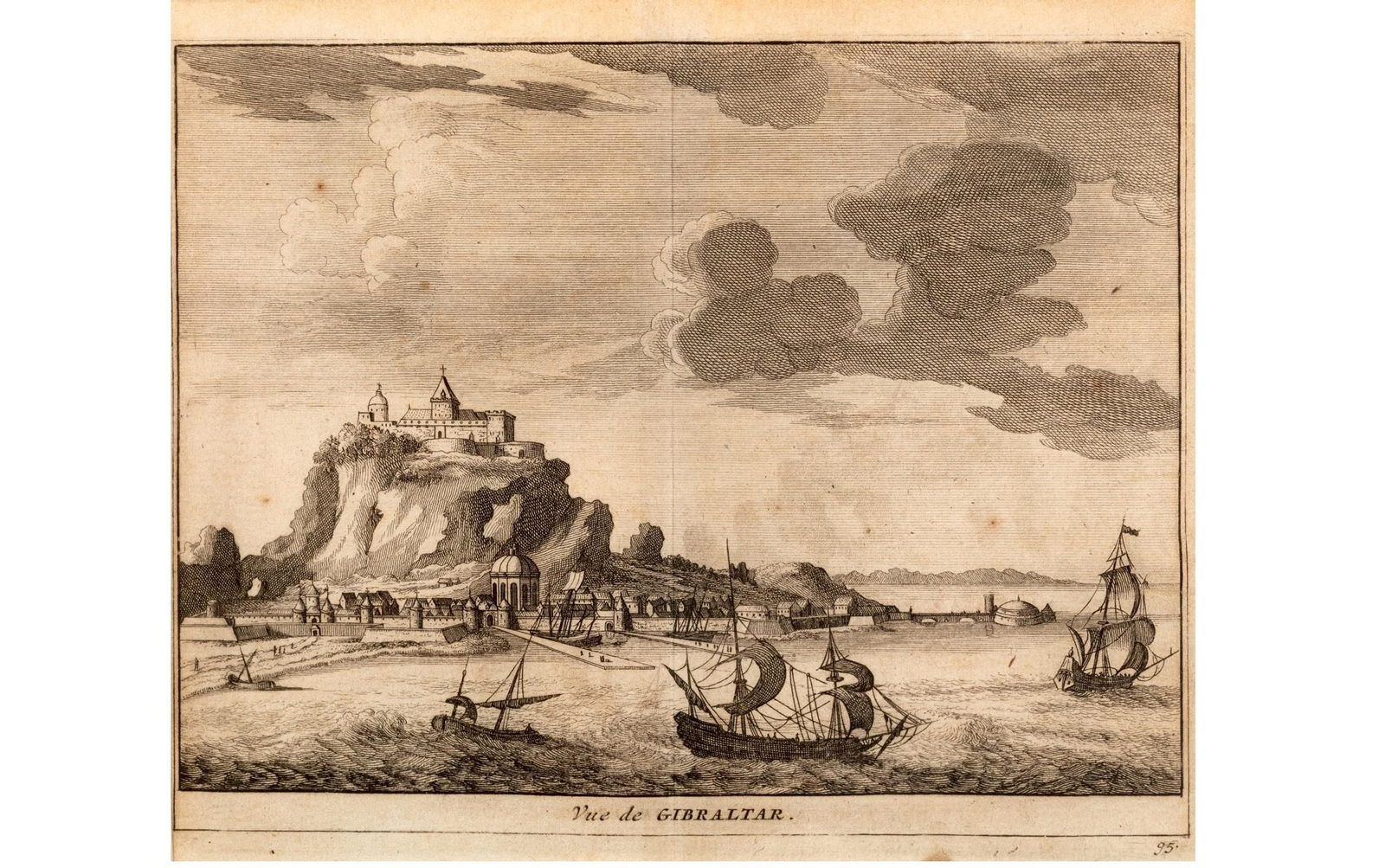 Grabado calcográfico de pequeñas dimensiones con una esquemática y fantaseada vista del Peñón de Gibraltar desde la bahía de Algeciras, en la que se distinguen varios navíos y embarcaciones, el sector hacia el Muelle Viejo hasta el Nuevo y las fortalezas en la parte alta. Es una copia de las imágenes ya circulantes.