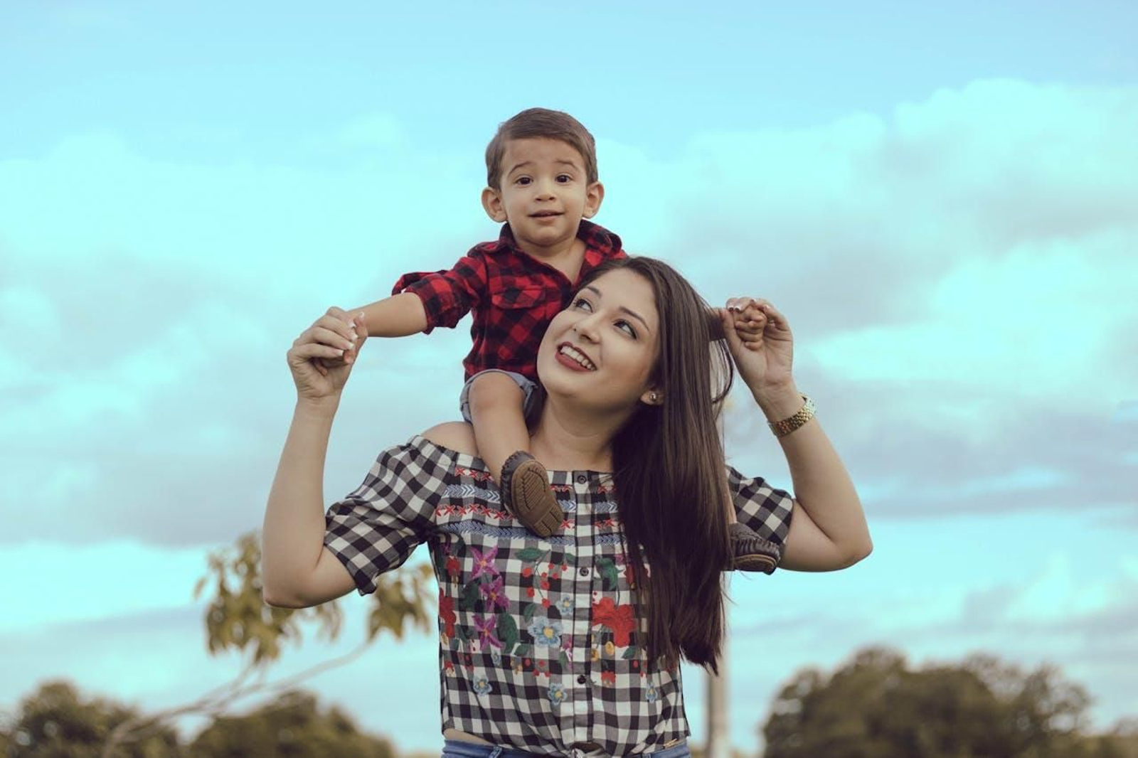 Cuando los pequeños están cansados, en Jaén se les coge "en bomborombillos".