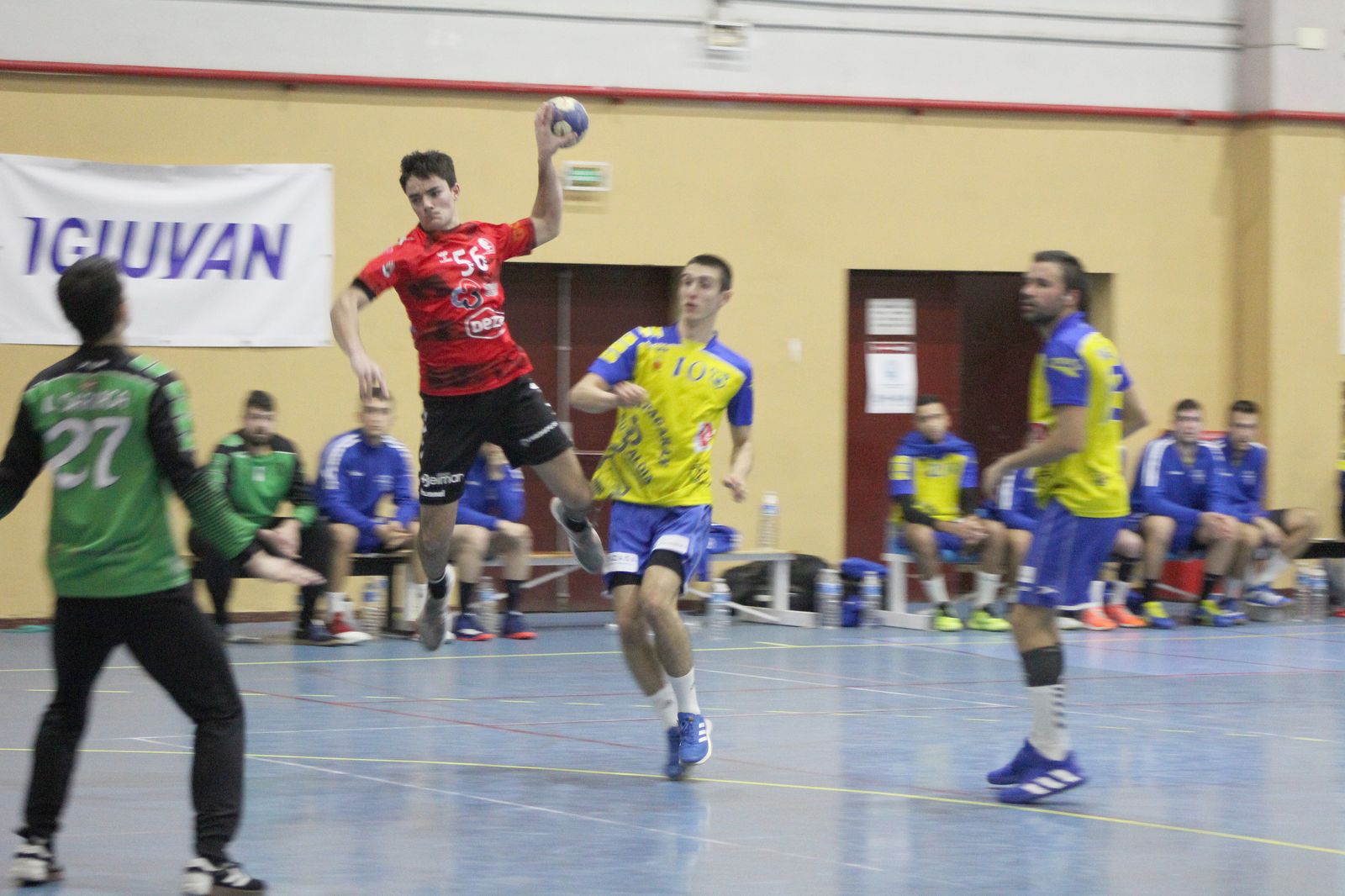 Parejas lanza en seis metros durante el último partido ante el Trapagaran.