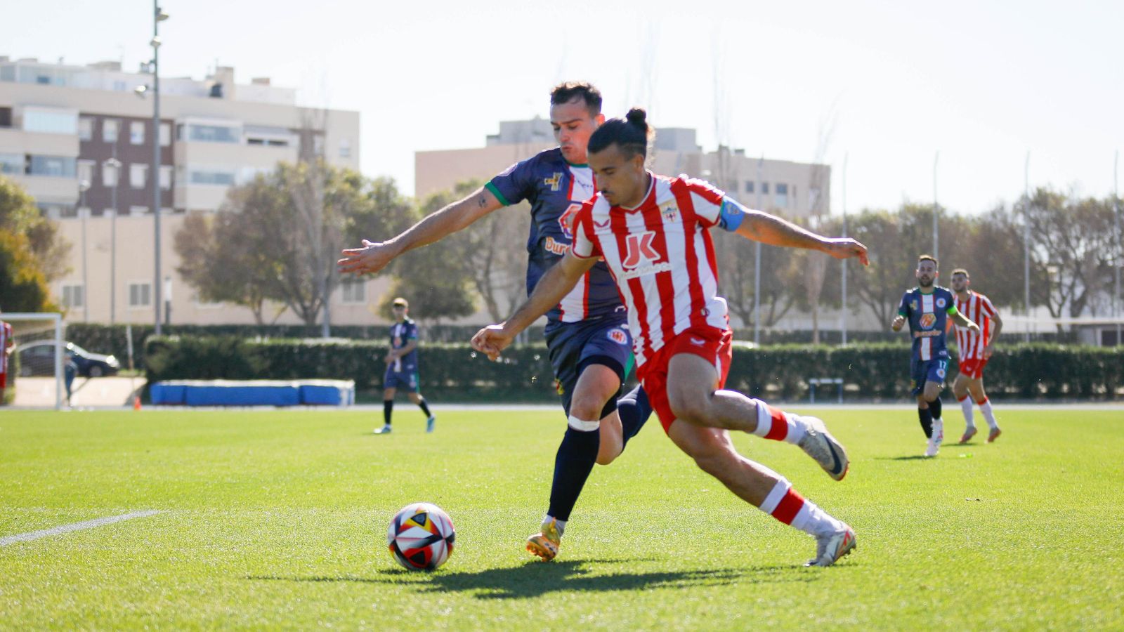 Aarón conduce el balón en campo rival en otro buen partido del lateral.