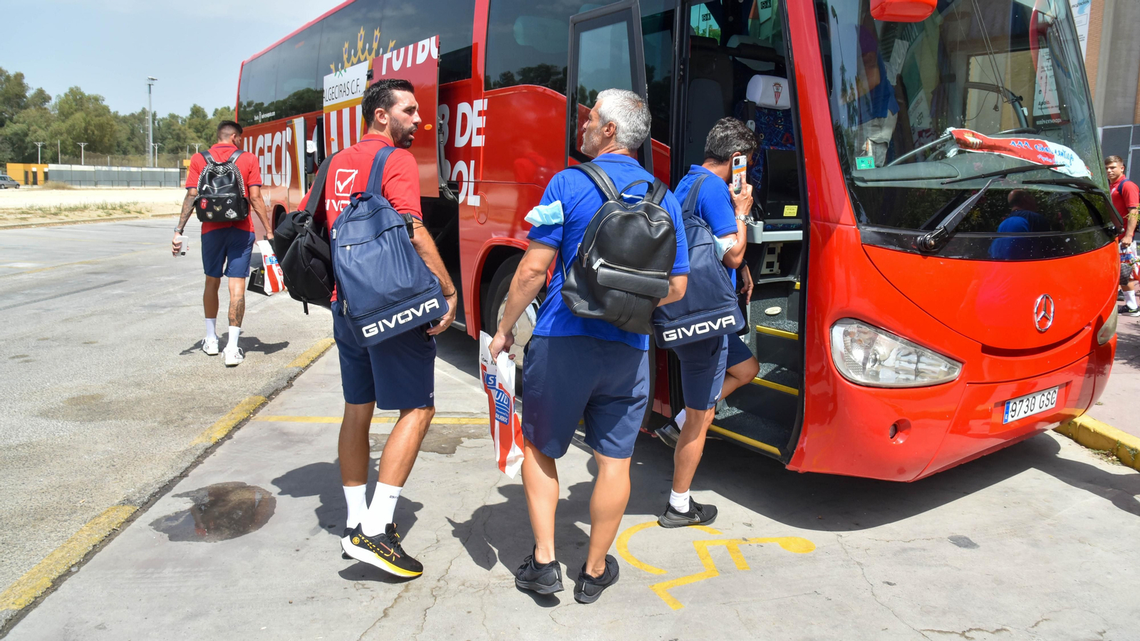 Las fotos de la salida del Algeciras CF para Barcelona