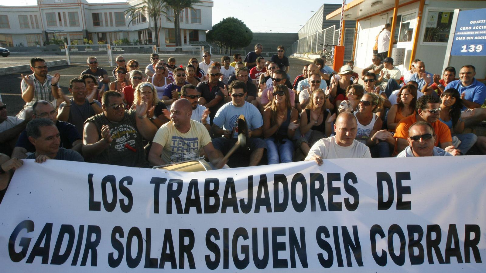 Trabajadores de Gadir Solar se manifiestan ante la planta en 2011