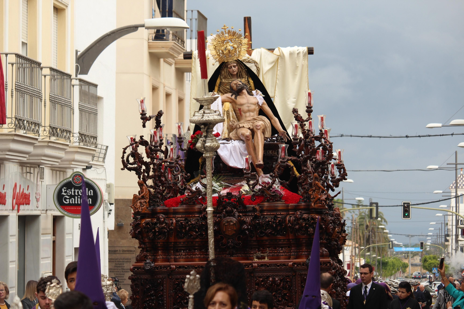 La Virgen de la Piedad en procesión por las calles de Vera el Viernes Santo de 2019.