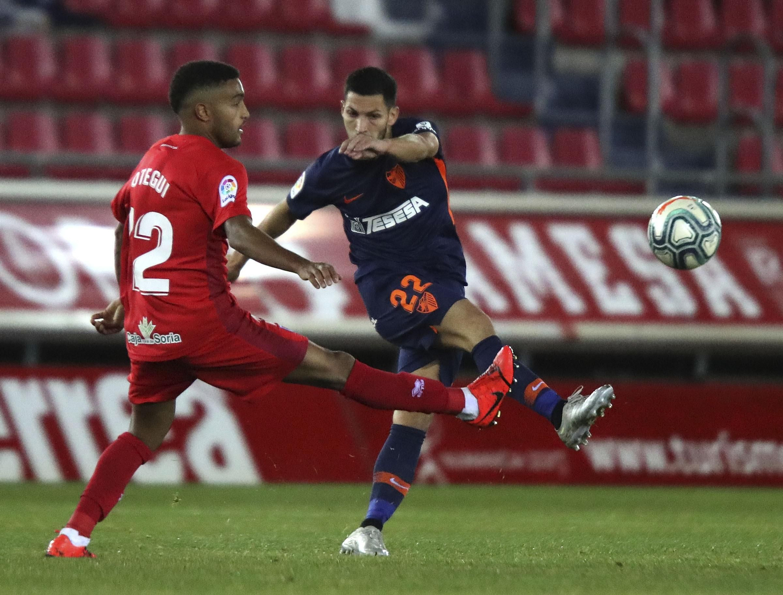 Dani Pacheco, ante Otegui.