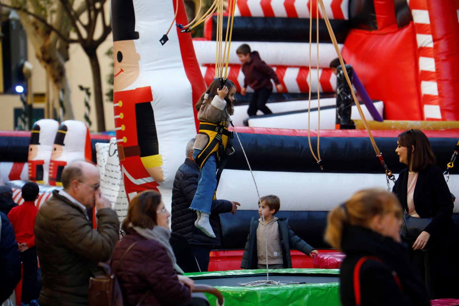 El gran ambiente en las calles de Córdoba en la previa de la Nochevieja, en fotografías