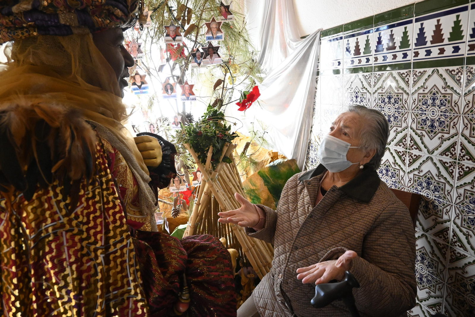 Visita de los Reyes Magos a los ancianos de los asilos de Huelva, en imágenes