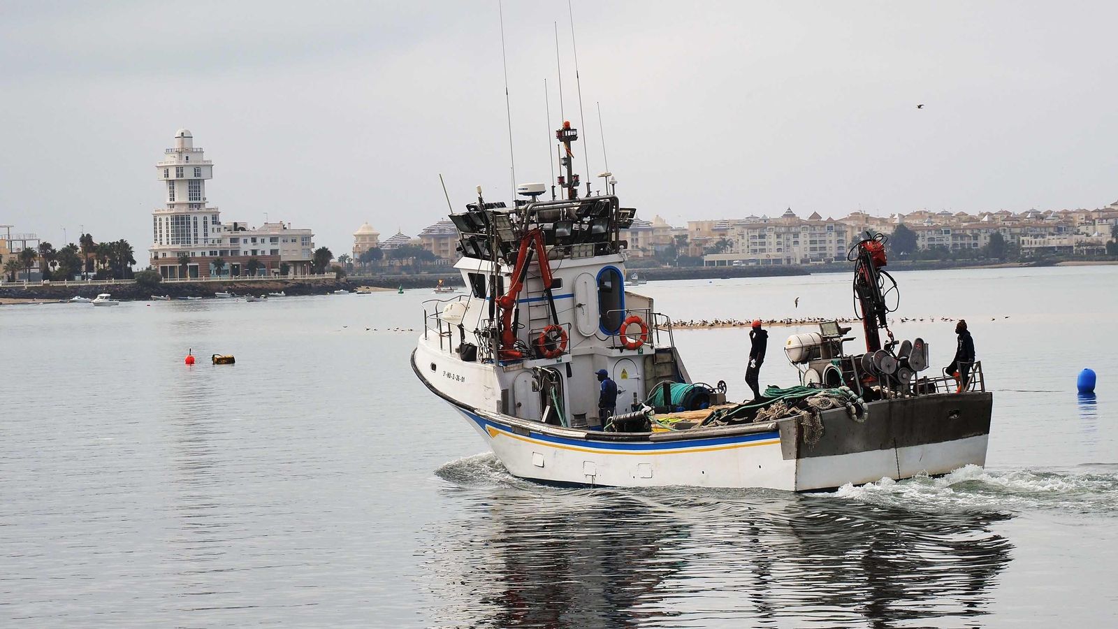 Un buque pesquero navegando este martes hacia la desembocadura del Carreras