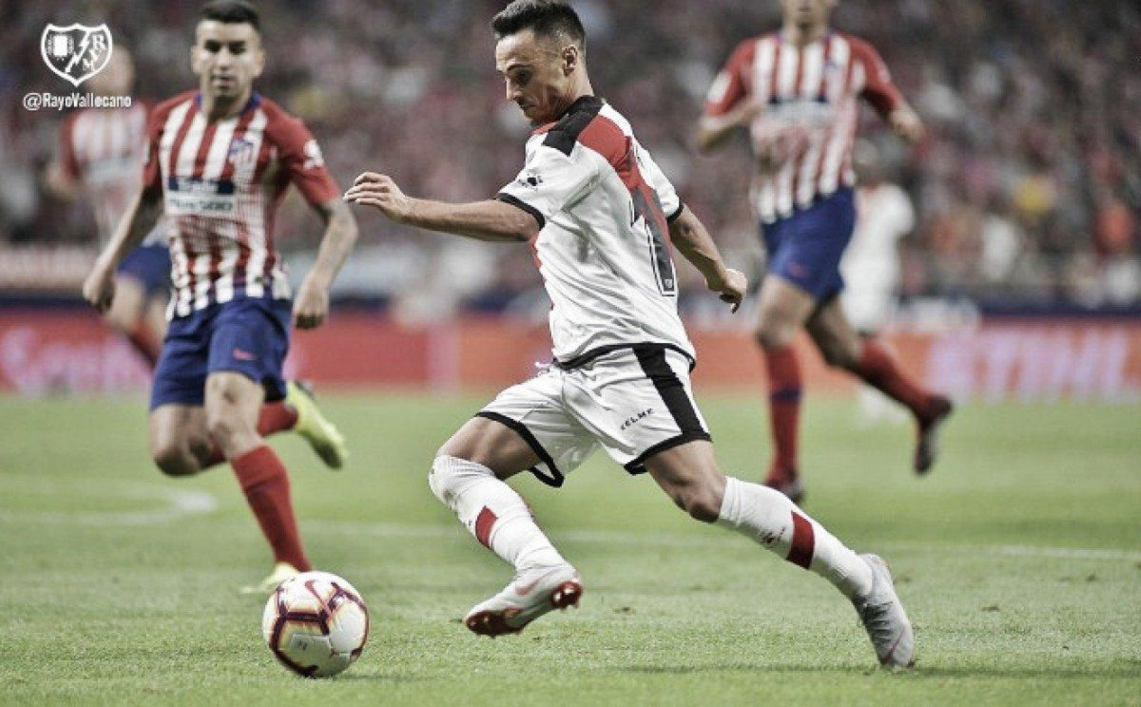 Álvaro García conduce el balón en el partido del Rayo ante el Atlético.
