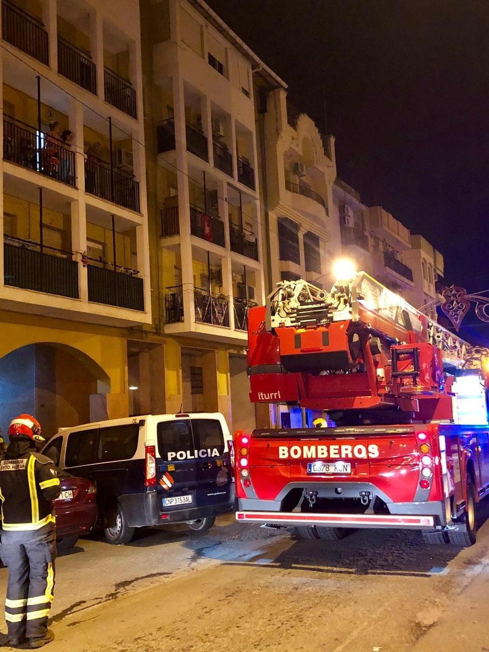 Efectivos de Policía y Bomberos la zona del incendio.