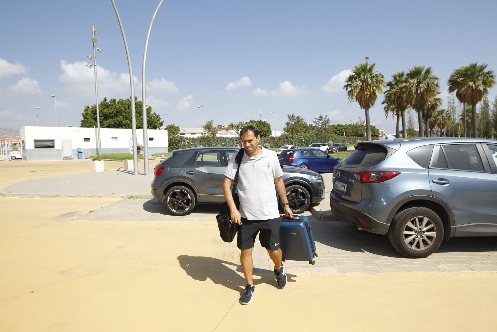 Fran Fernández carga con su maleta para coger el autobús hacia el aeropuerto para viajar a Pamplona, con escala en Madrid.