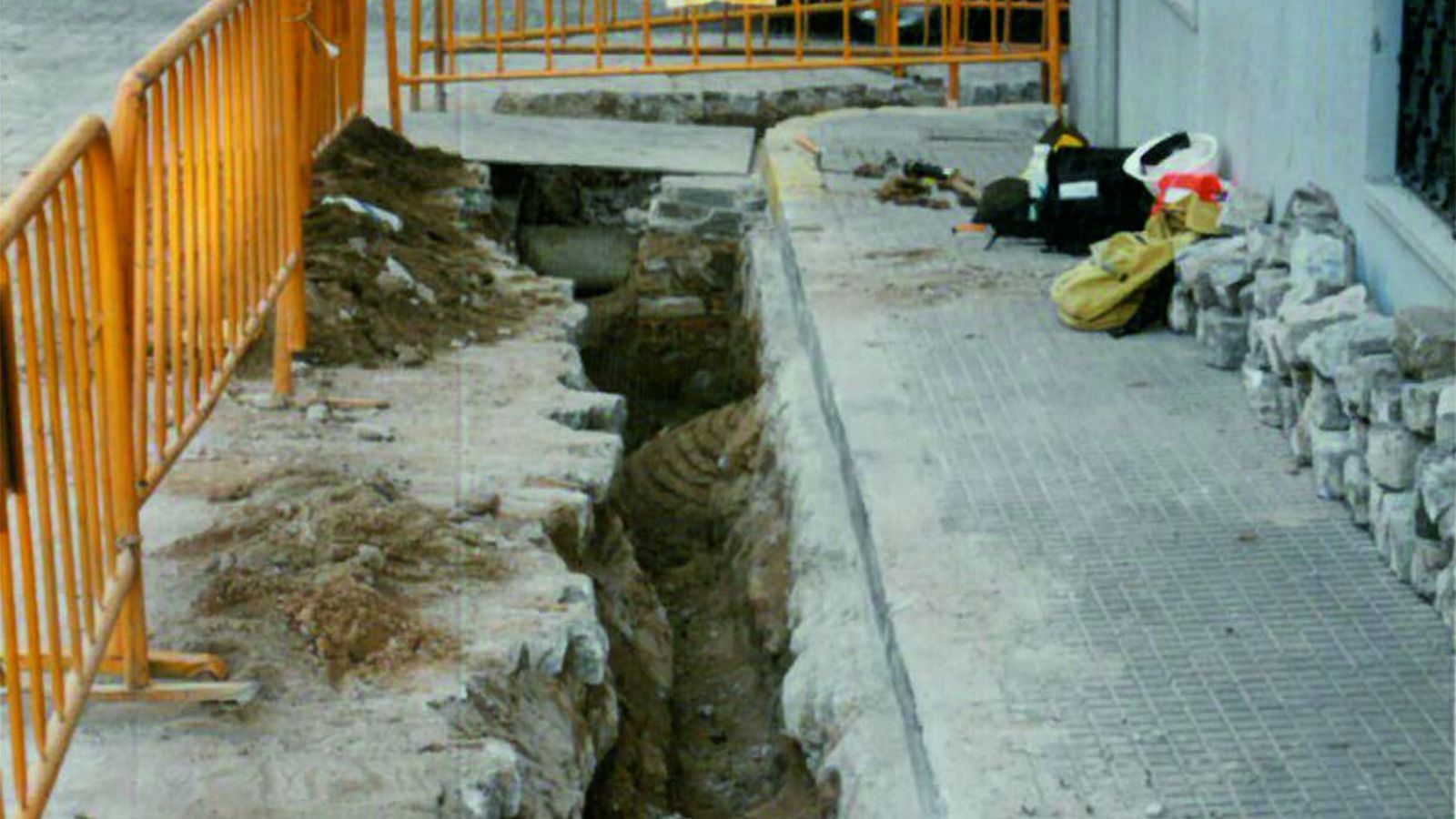 Aparición del Aljibe durante las obras del año 2000.