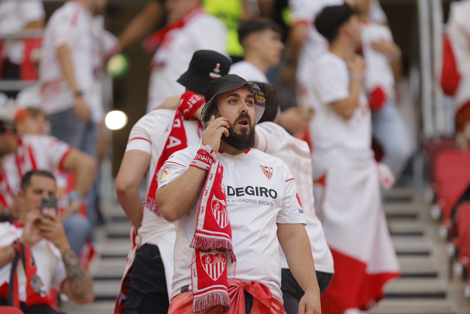 Búscate en las fotos del Sevilla-Roma