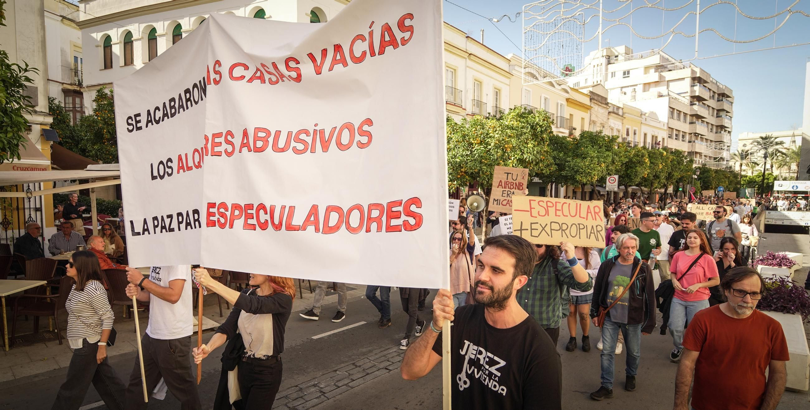Imágenes de la numerosa participación en la manifestación 'Jerez por la Vivienda'