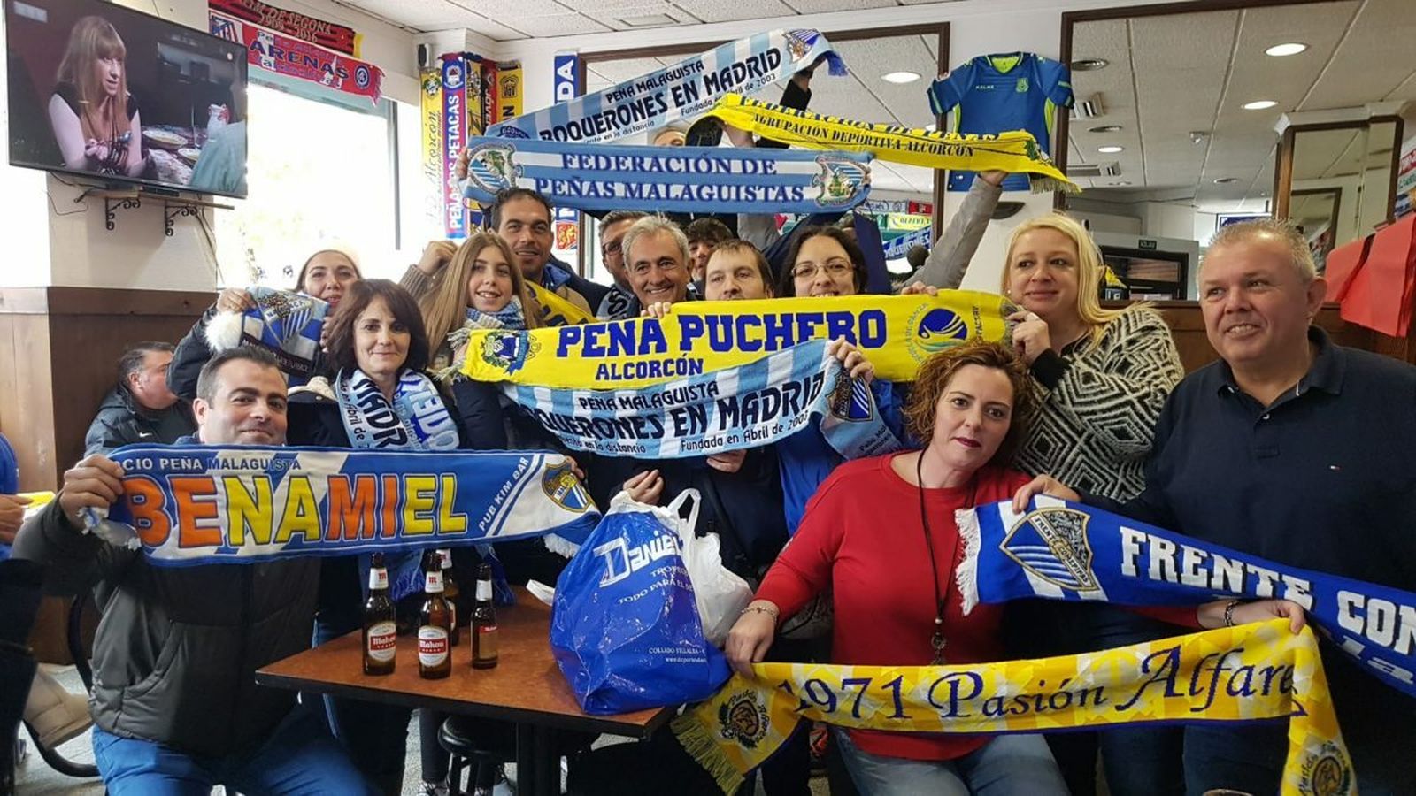 Aficionados de Málaga y Alcorcón, juntos.