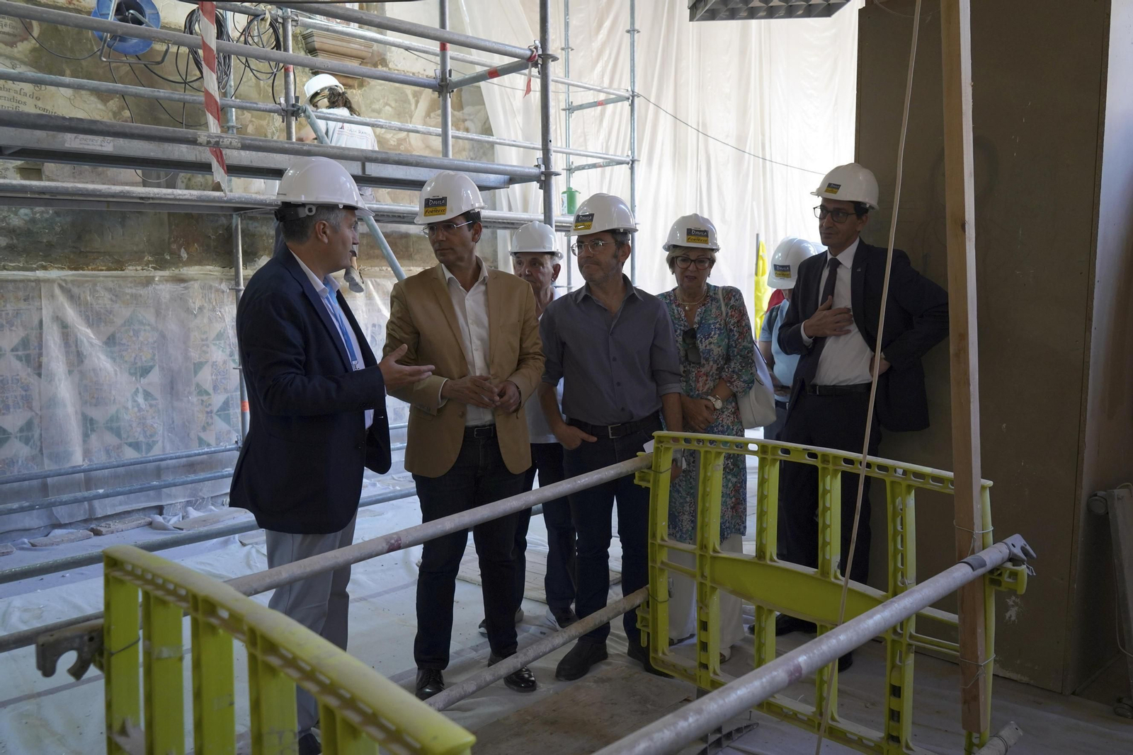 Imagen de la visita de las autoridades a las obras de restauración del Hospital San Juan de Dios