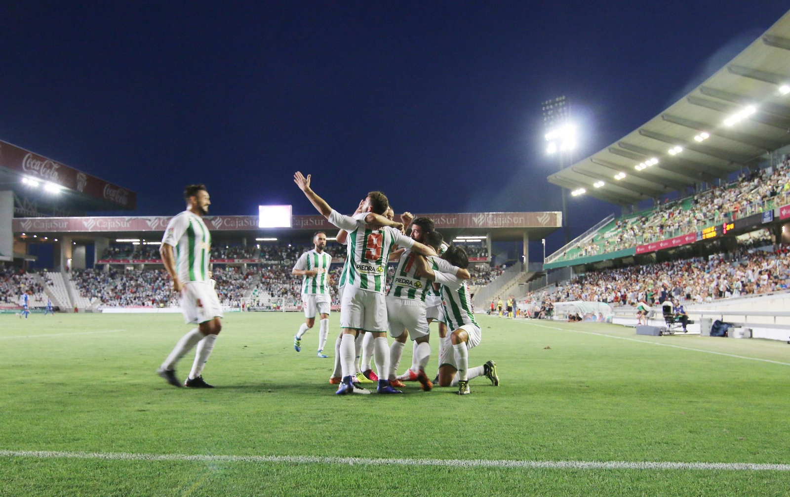 Jugadores del Córdoba celebran un gol en El Arcángel.