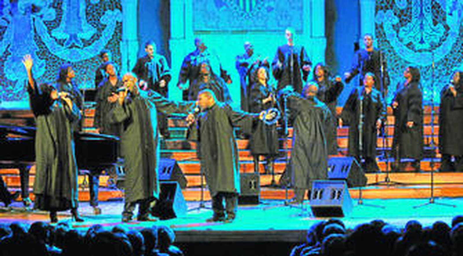 La formación, integrada por más de 30 músicos ofrecerá en directo parte de su repertorio esta noche en el Cervantes.