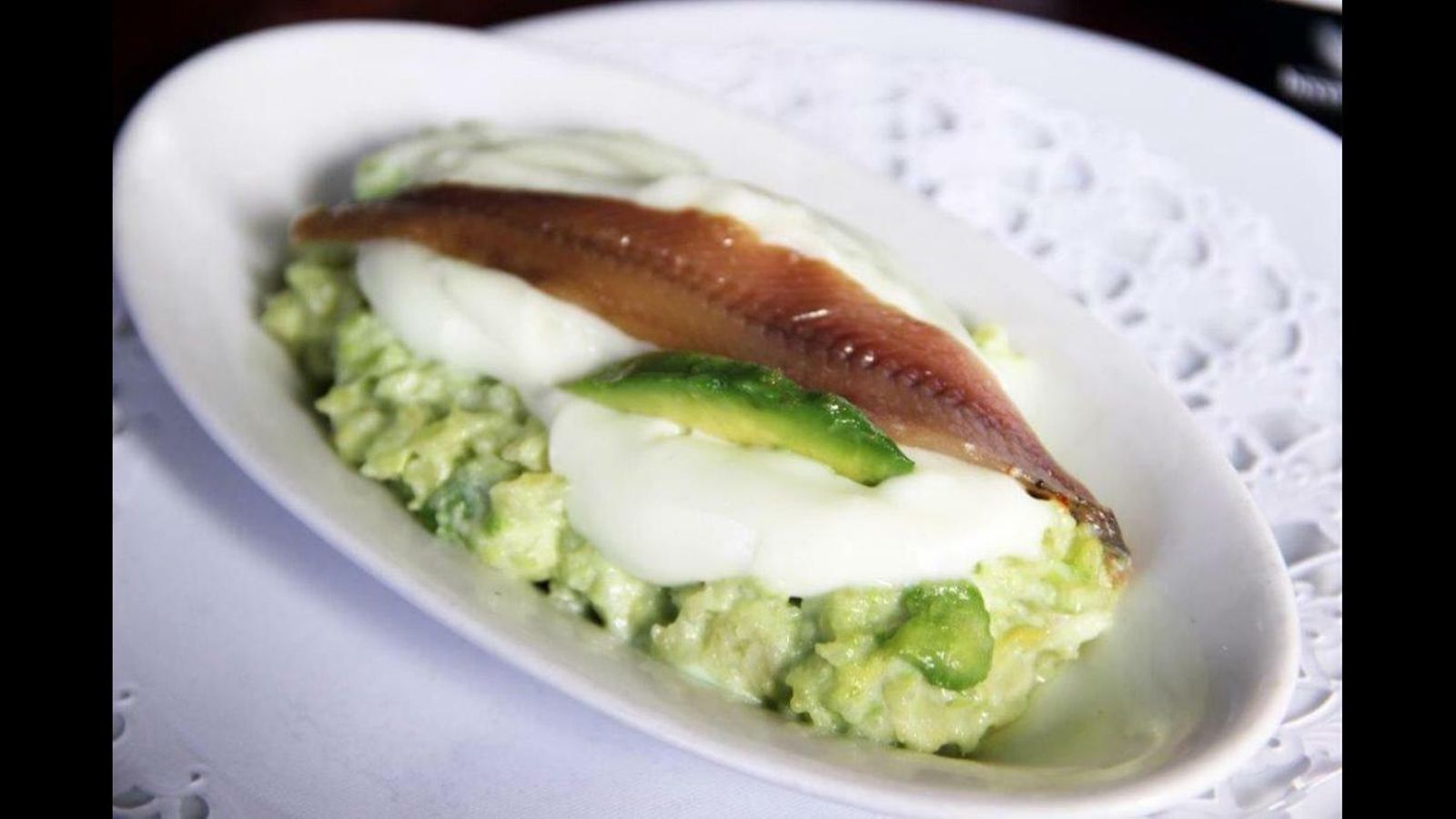 Ensaladilla de aguacate, gorgonzola y anchoas del Cantábrico de Becerrita.