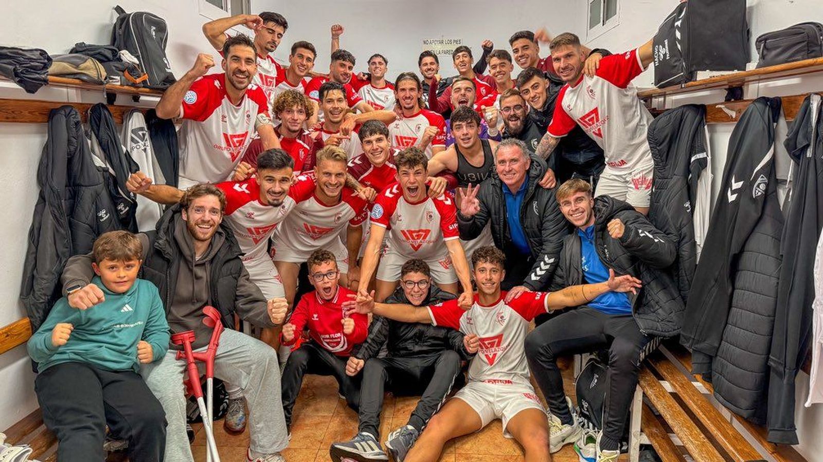 Los jugadores del Antoniano celebran su triunfo ante la Minera por 1-0 en Lebrija.