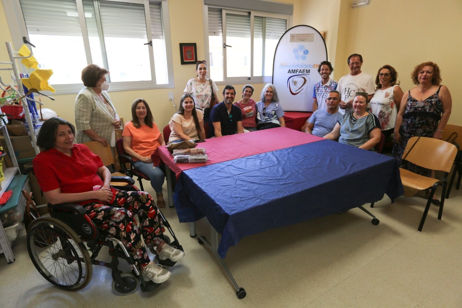 Pacientes de esclerosis múltiple y familiares, este lunes en su sede de Málaga.