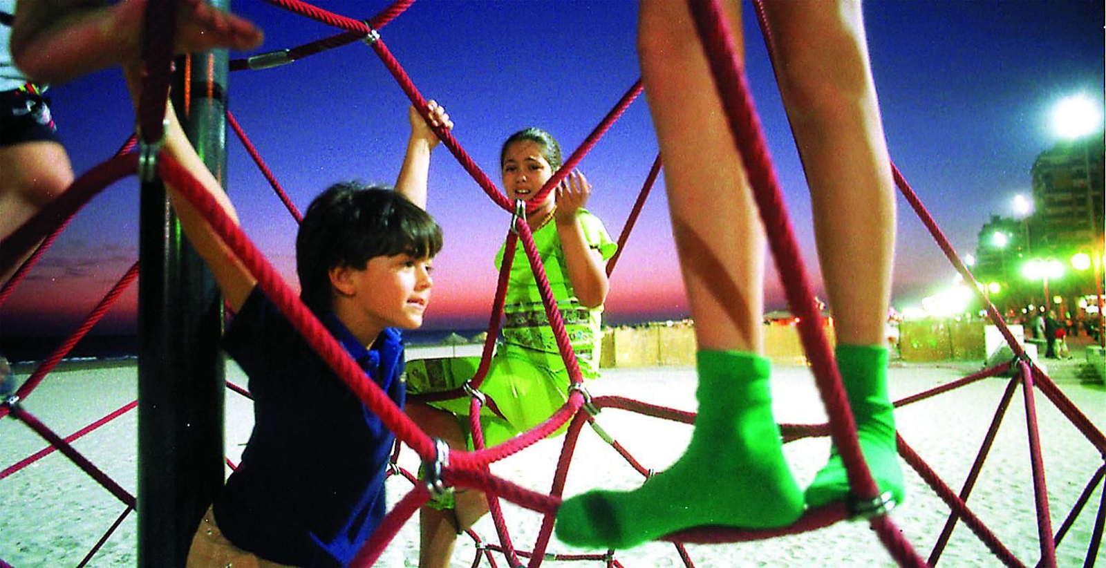 Imagen de unos niños jugando hace años cuando se iluminaba la playa por la noche.