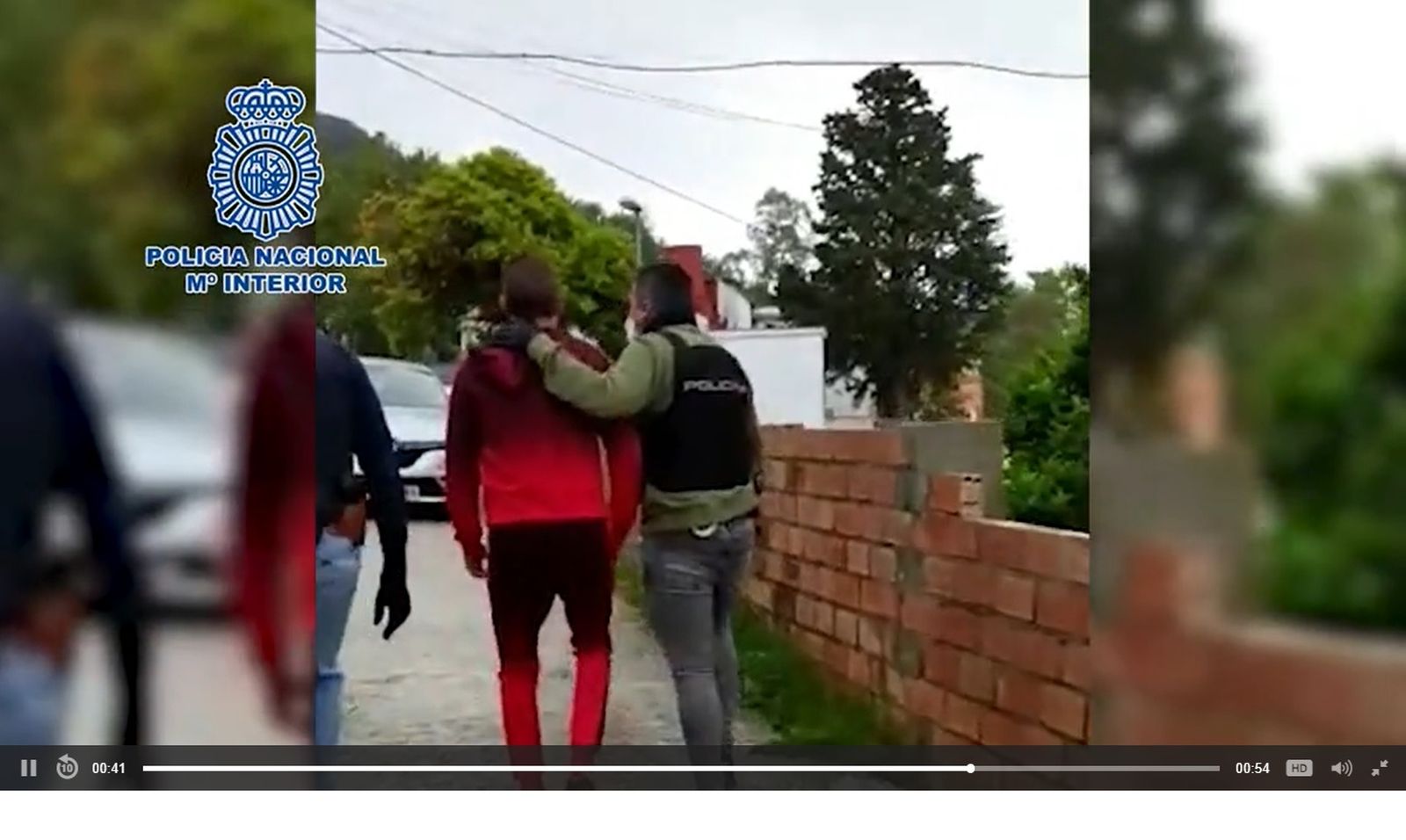 Uno de los detenidos en la operación policial.