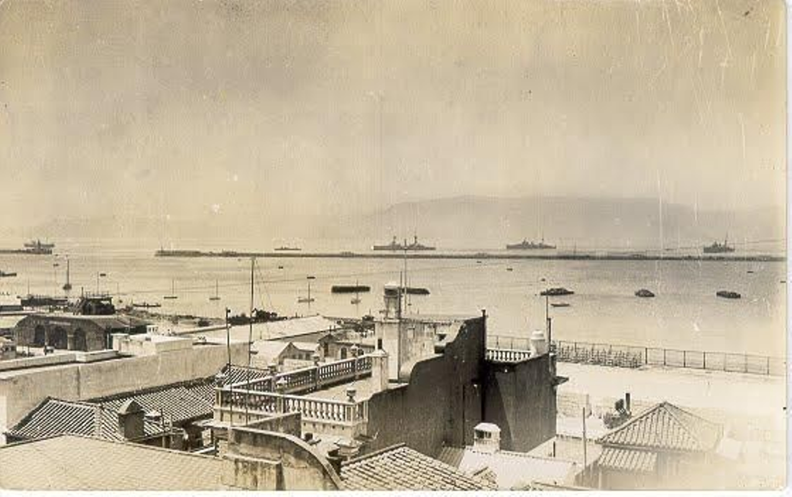 Barcos, bombardeando Algeciras y La Línea, visto desde Gibraltar.