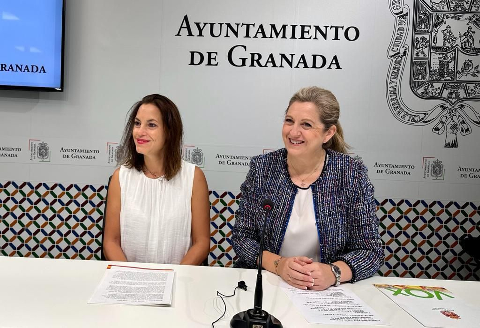 Beatriz Sánchez y Mónica Rodríguez, concejalas de Vox en el Ayuntamiento de Granada.